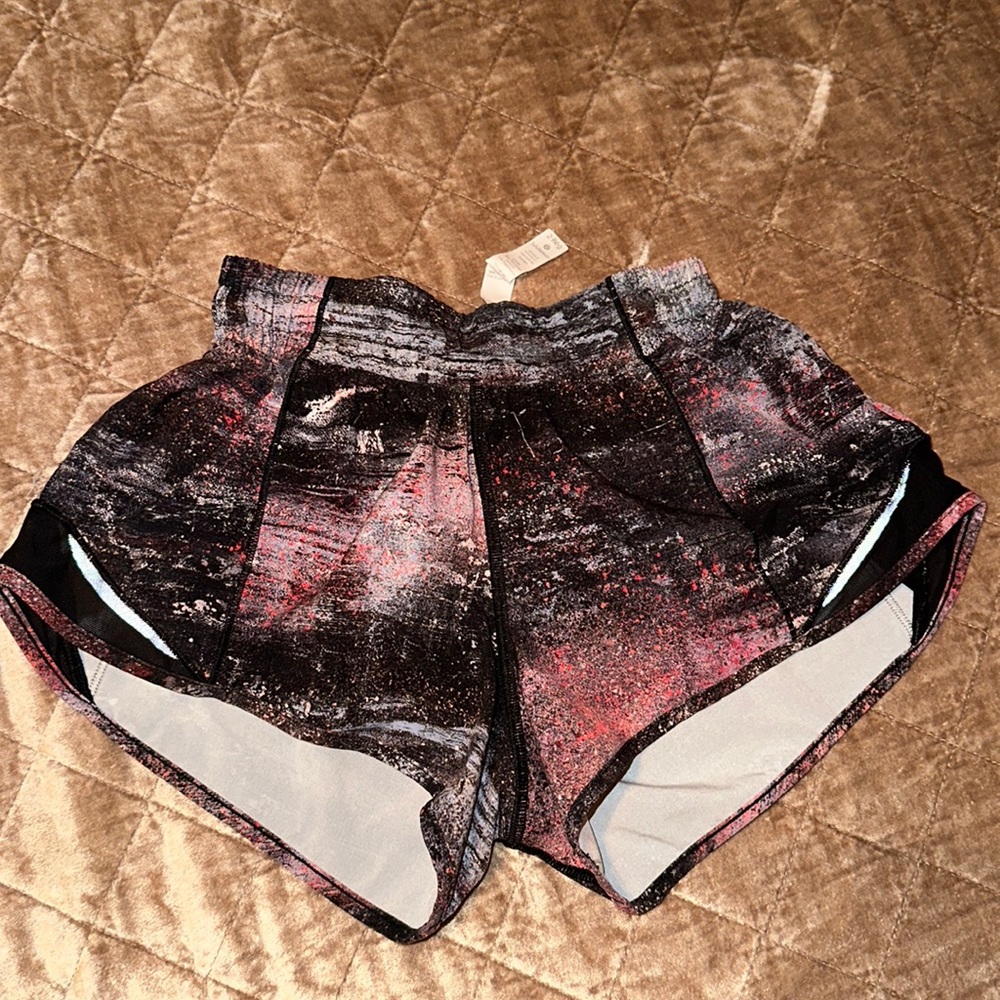 Lululemon hotty hot shorts 2.5 inch